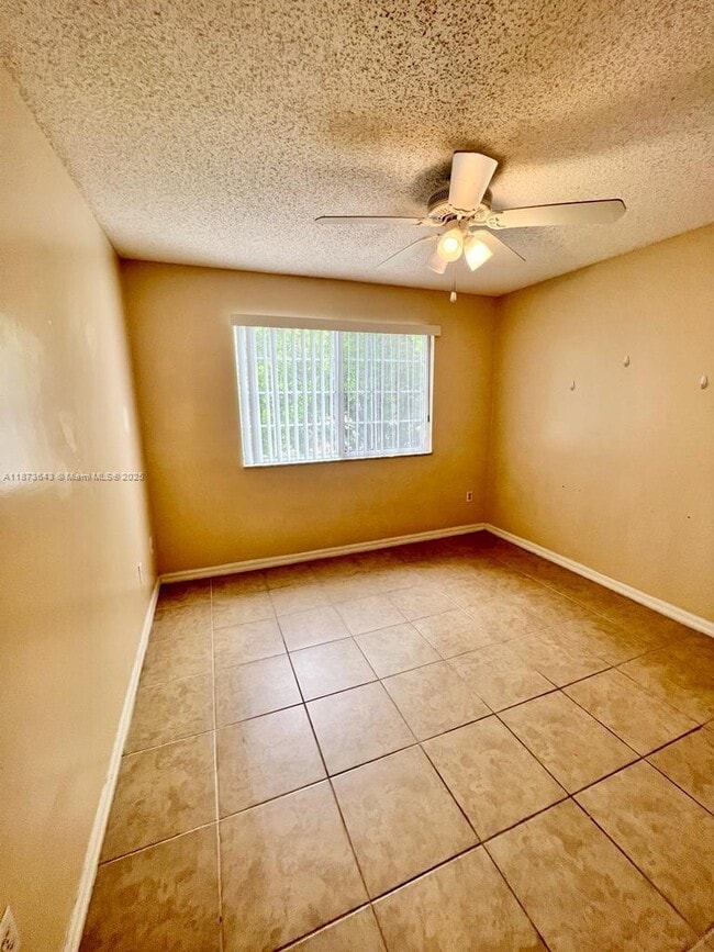 Building Photo - 400 Crestwood Ct N