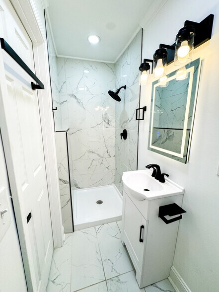 Building Photo - 711 W 44th St