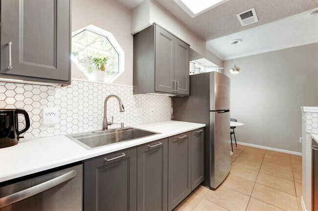 Building Photo - Heritage #108