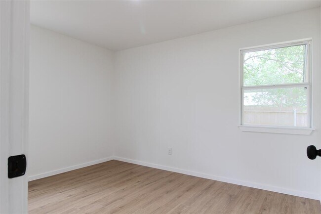 Building Photo - 305 Rowland Dr