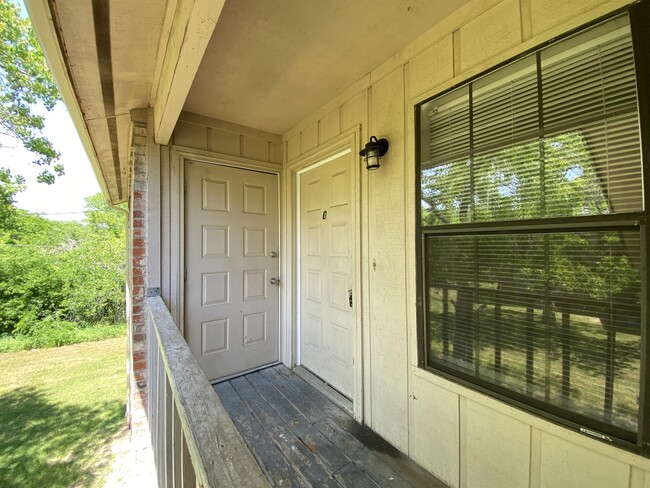 Building Photo - 214 Renfro St