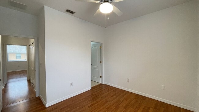 Building Photo - Charming,Pet Friendly 2 Bedroom, 2.5 Bath Townhome!