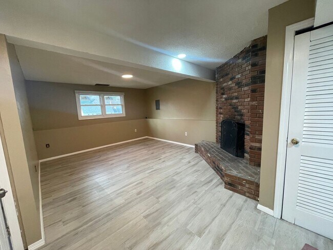 Building Photo - 498 Addison Rd