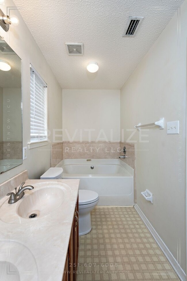 Building Photo - Stunning 4 Bed 2 Bath Home in West Mobile!