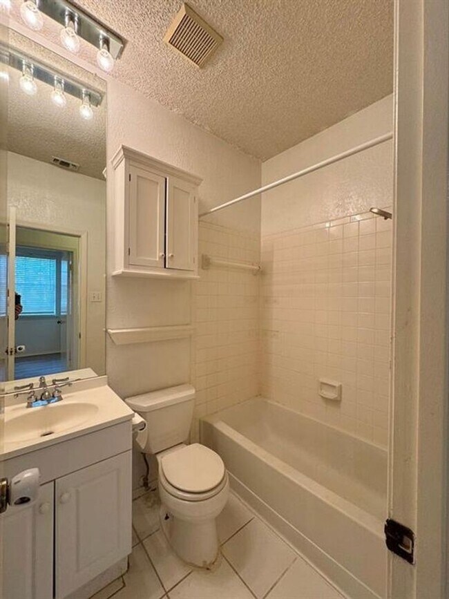 Building Photo - Charming 2/2 condo in Westcreek Landing!