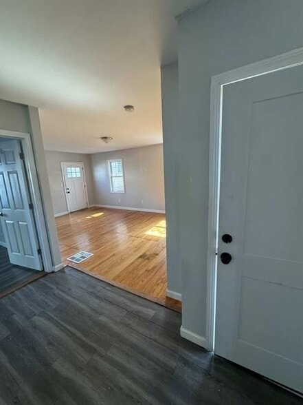 Building Photo - 42 Putnam St