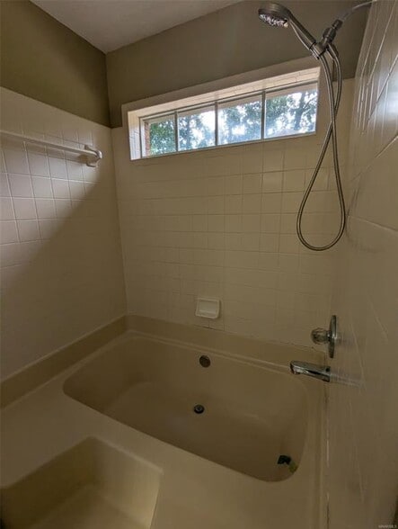 Building Photo - 7157 White Oak Ln