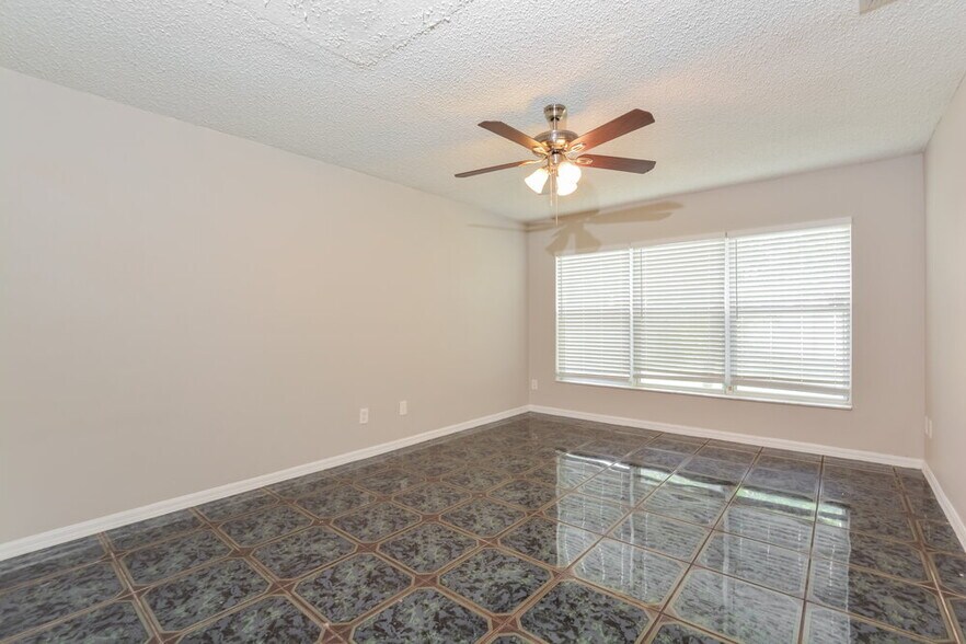 Building Photo - 2801 River Ridge Dr