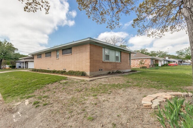 Building Photo - 401 Daisy Dr