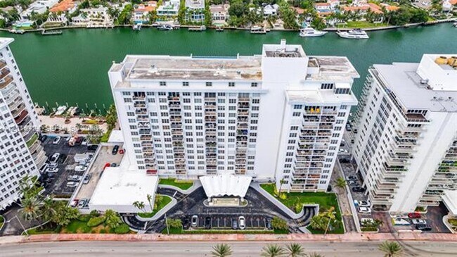 Building Photo - 5700 Collins Ave