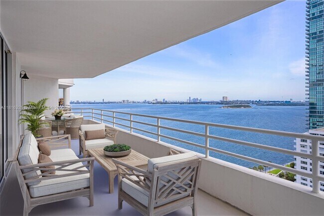 Primary Photo - 555 NE 34th St