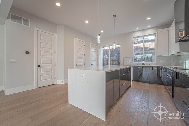 Building Photo - 2375 N R St