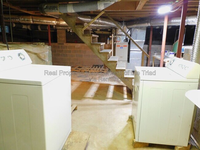 Building Photo - 715 S Hawthorne Rd