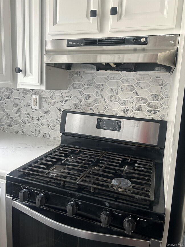 Building Photo - 594 E 38th St