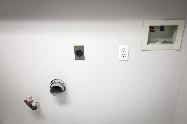 Building Photo - 4709 Laurel Springs Dr