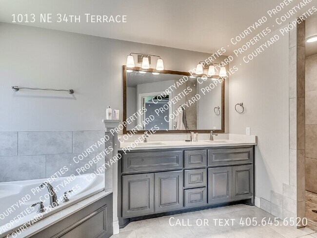 Building Photo - 1013 NE 34th Terr