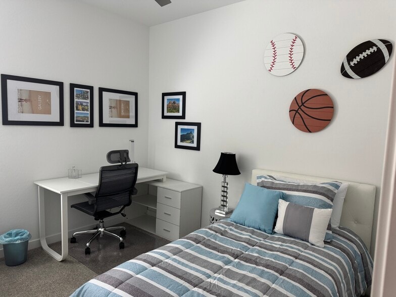 Third bedroom with twin bed and desk - 8957 W Palo Verde Dr