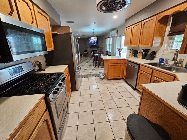 Building Photo - Beautiful 4 Bedroom / 2 Bath Large Home wi...