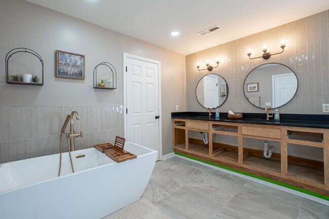 Building Photo - Available mid June!