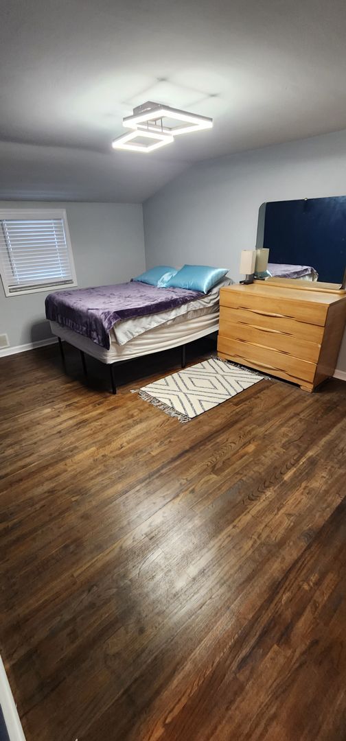 Building Photo - Luxury 3-Bedroom, 1-Bathroom House in Broo...