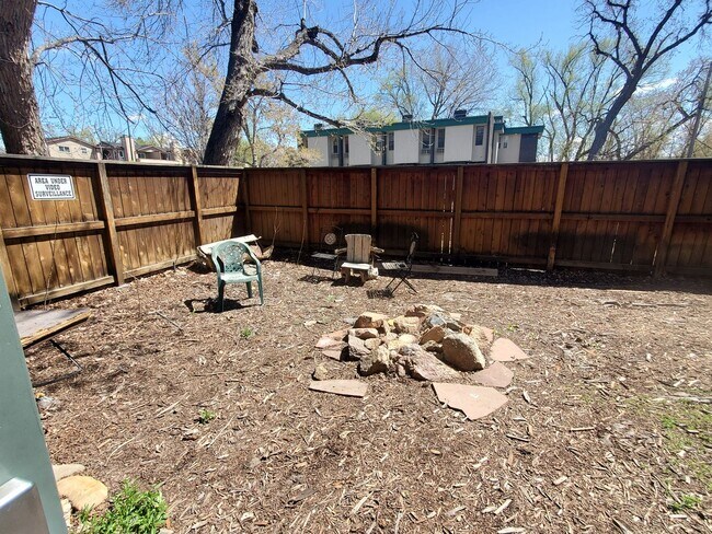 Building Photo - Large and Spacious One Bedroom Available i...