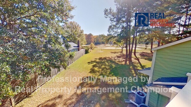 Building Photo - Spacious End Unit Townhome with Private De...