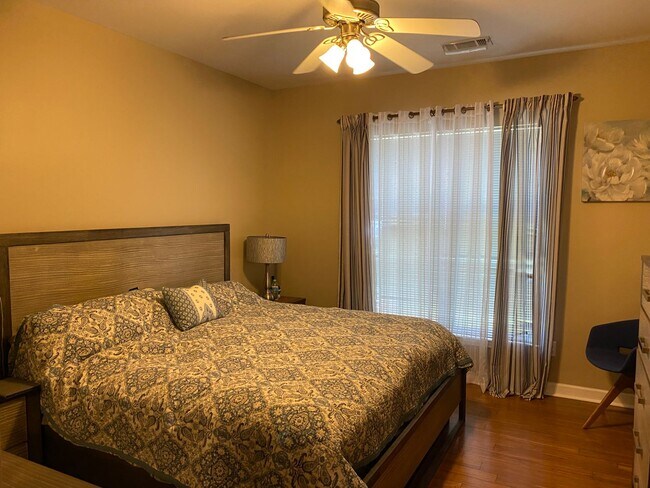 Building Photo - Pet-Friendly! Fantastic south charlotte location just minutes to everything!