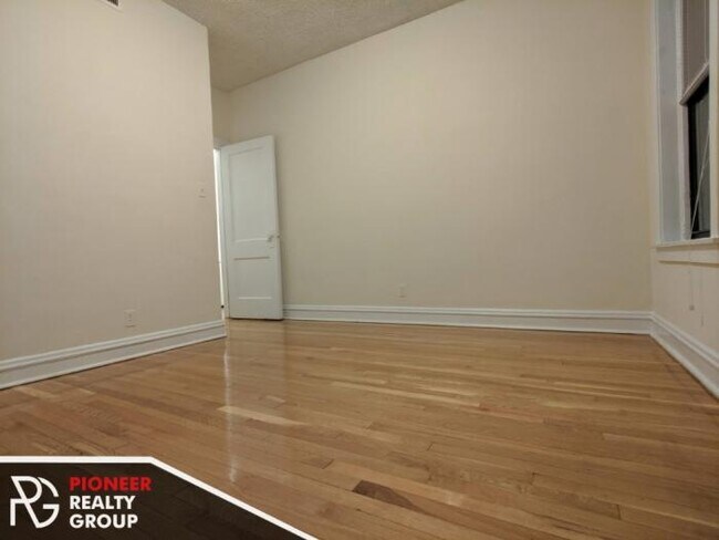 Building Photo - 2 bedroom in CHICAGO IL 60657