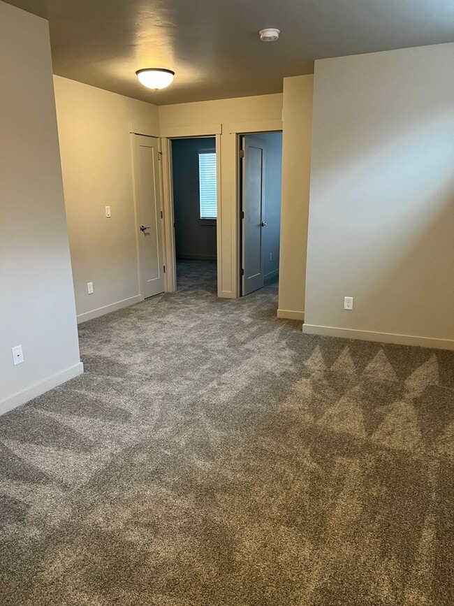 Building Photo - Townhome in Redmond's Dry Canyon Community