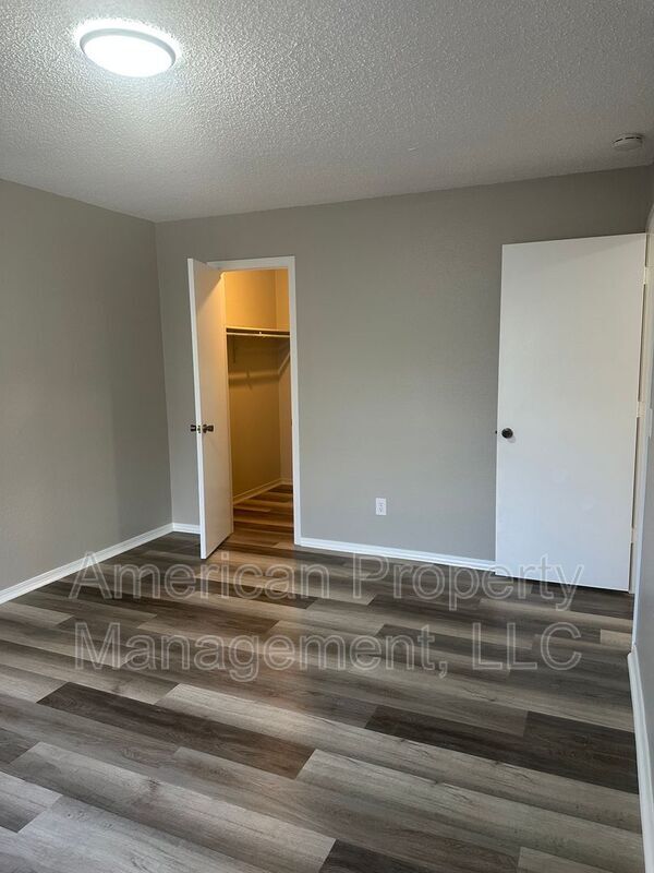 Building Photo - 1562 E 68th St