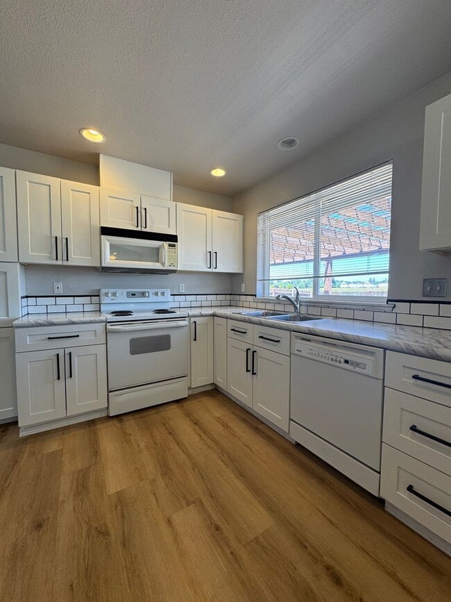 Building Photo - Spacious & Modern 3-Bedroom Home for Lease...
