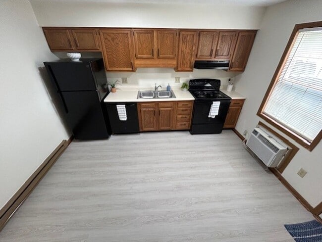 Building Photo - 1520 Hawk Cir