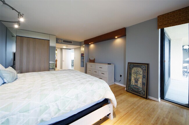 Building Photo - 2480 Presidential Way