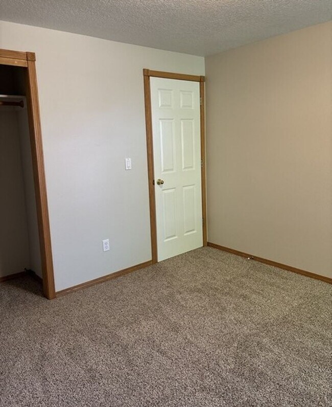 Building Photo - 3Bd/2Ba Single Story House - Available to View!