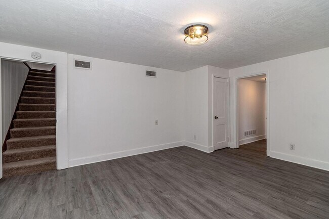 Building Photo - 2113 Cresswell Dr