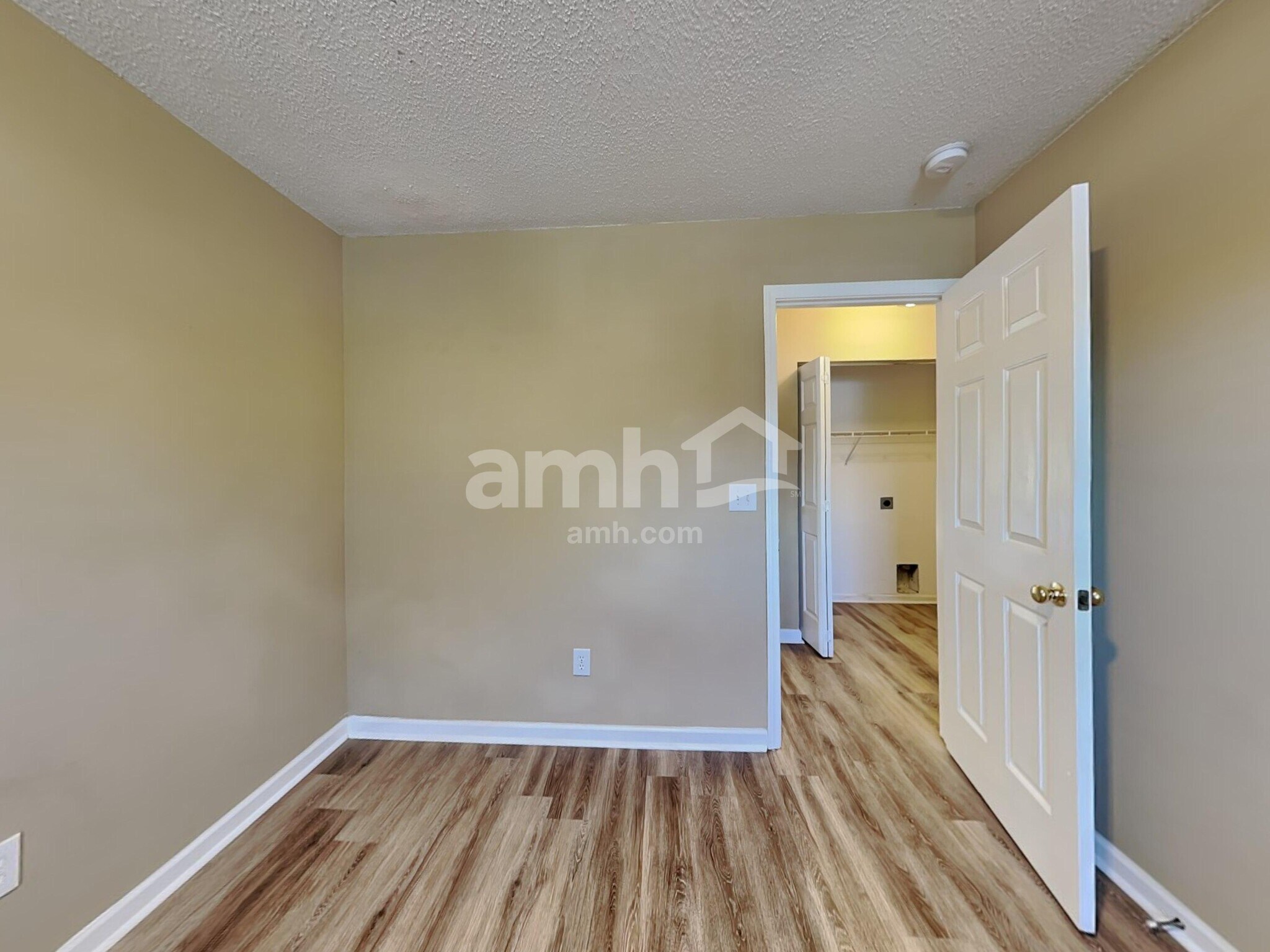 Building Photo - 208 Winding Willow Trl