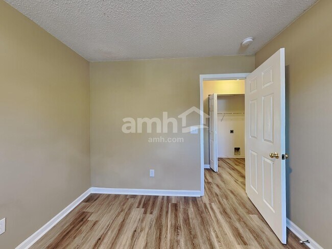 Building Photo - 208 Winding Willow Trl
