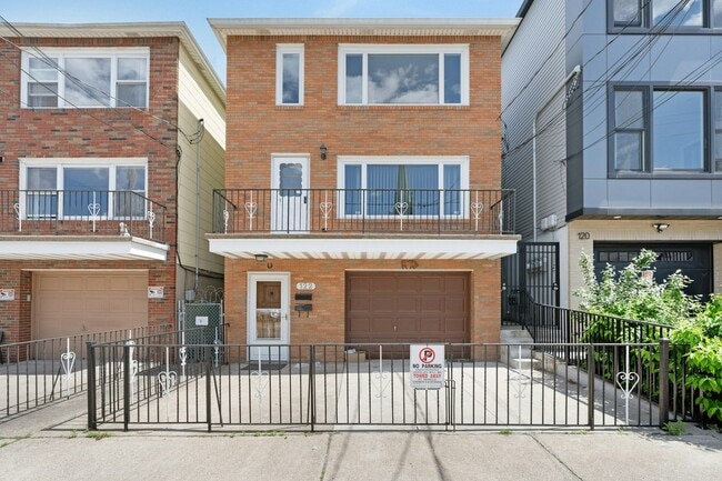 Building Photo - 122 Graham St