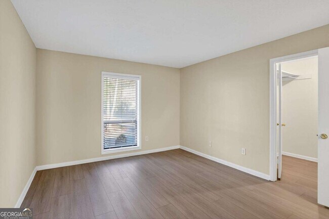 Building Photo - 8740 Roswell Rd