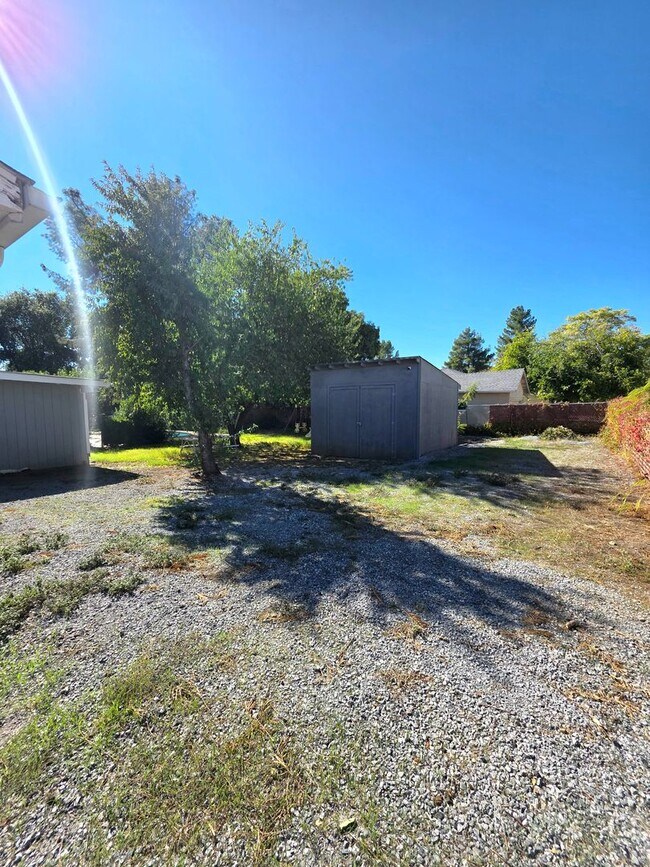 Building Photo - FURNISHED OR UNFURNISHED 5 BEDROOM 3 BATH HOME WITH POOL