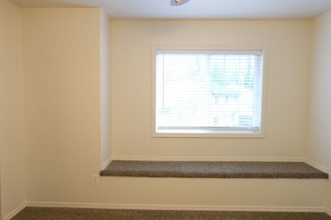 Building Photo - ****HALF MONTH RENT FREE***? Your Dream Rental: Large, Serene Home with Fenced Yard?