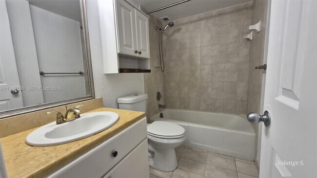 Building Photo - 2016 Bay Dr