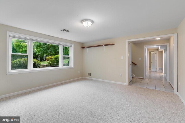 Building Photo - 43594 Hay Rd