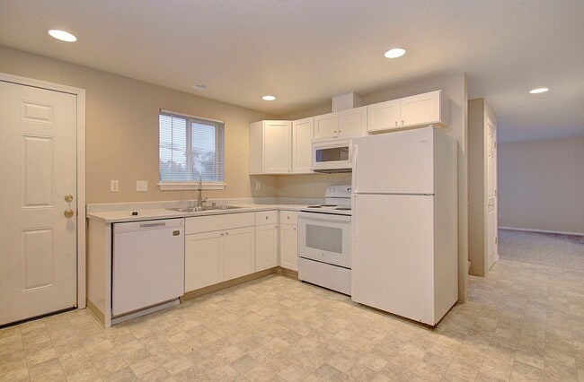 Building Photo - WOODLAND 3 BEDROOM, 3 BATH BEAUTY!