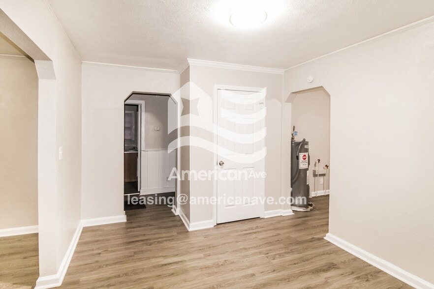 Building Photo - 914 Lamore St