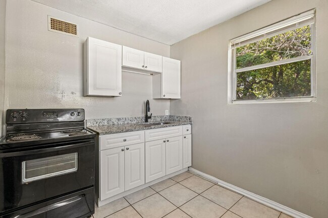 Building Photo - 1104 W 29th St