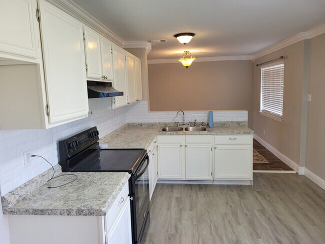 Building Photo - 810 Springvale Dr