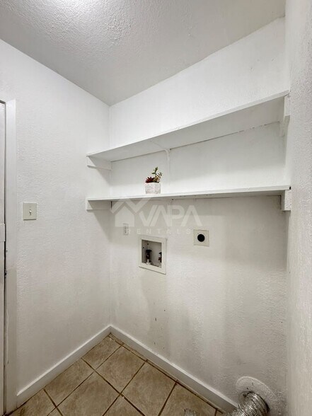 Building Photo - 827 Blue Astor Dr