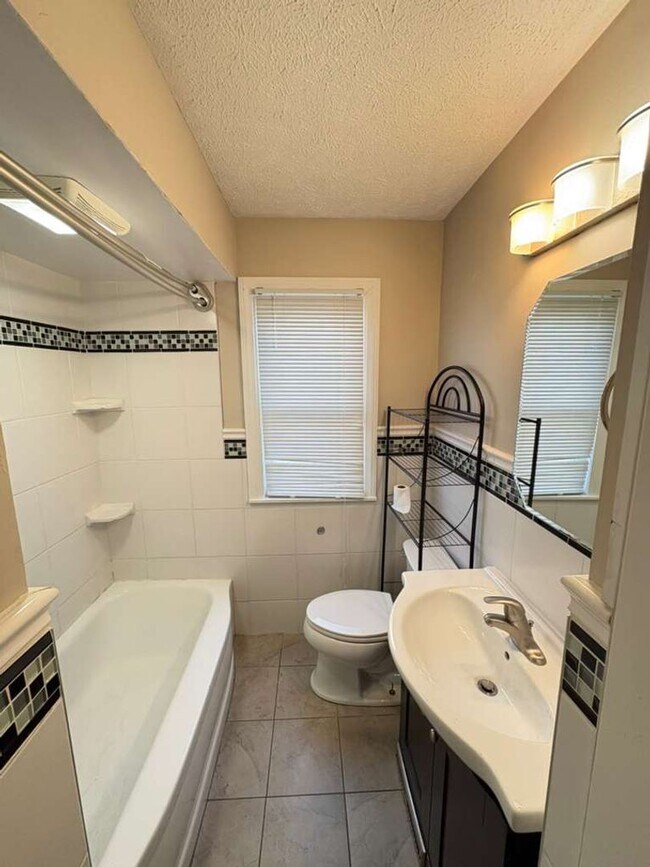 Building Photo - Discover a beautifully updated 3-bedroom, 2-bathroom single-family home.