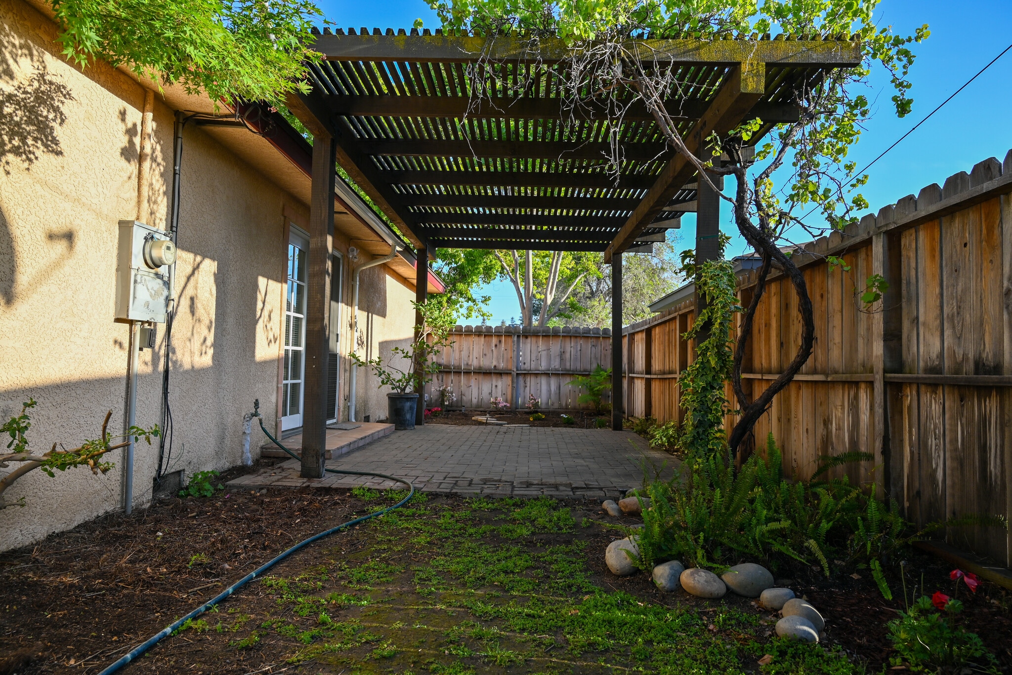 Bed 1 Patio - 881 W Rialto Ave